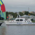 17. Судейское на якоре. Легкие флаги начинают подниматься.jpg